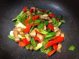 怎么做青红辣椒小炒肉