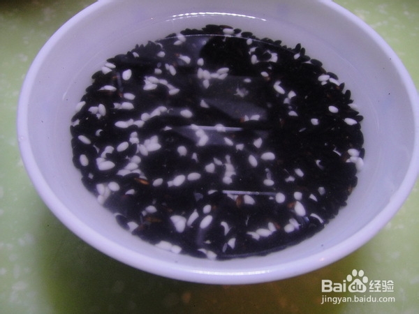 养颜补血美食——黑米粥