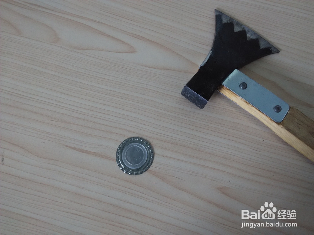 如何用啤酒瓶盖制作小玩具