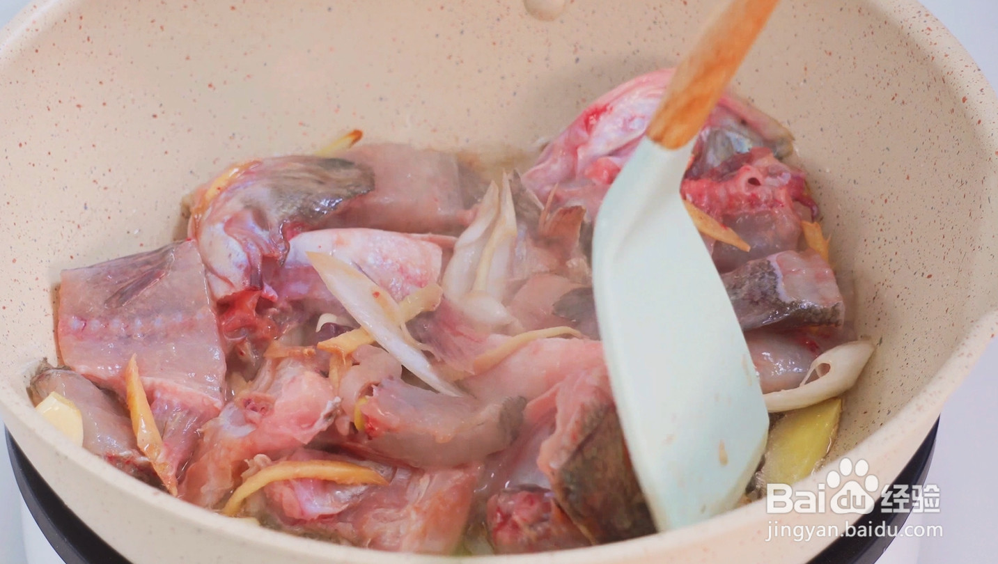 酸菜牛鲈鱼火锅的做法