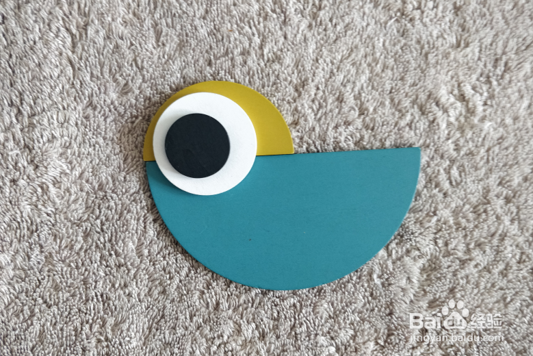 用蒙氏积木怎样拼一只站着拍翅的小鸟？