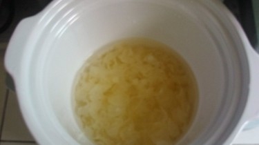 桃胶雪蛤银耳羹的做法