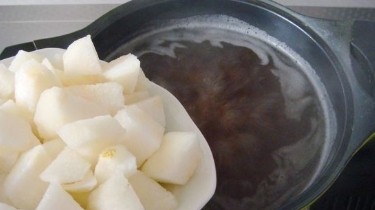 桃胶雪梨桂花羹的做法