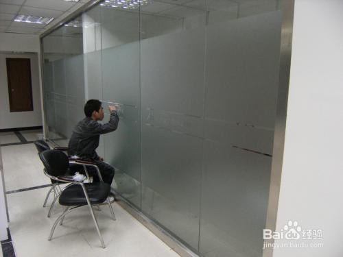 玻璃门磨砂贴纸怎么贴