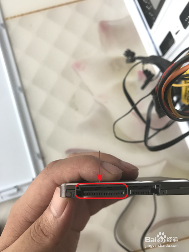 电脑如何同时安装固态和机械硬盘