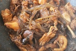 如何做小鸡炖蘑菇?