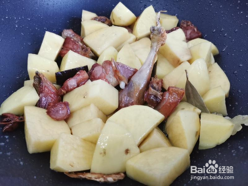 腊鸭腿炖土豆的做法