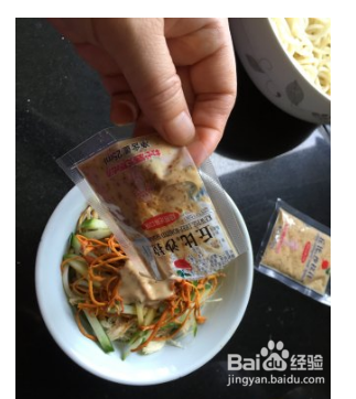 虫草花鸡丝凉拌面怎么做
