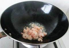 食补佳品杏仁西芹炒虾仁的做法