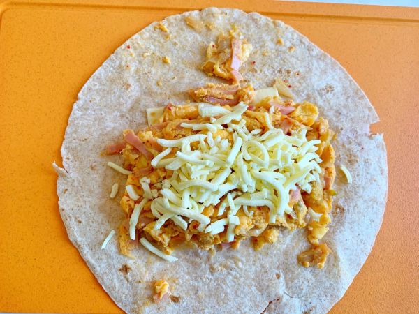 芝士泡菜火腿蛋卷饼和芒果酸奶