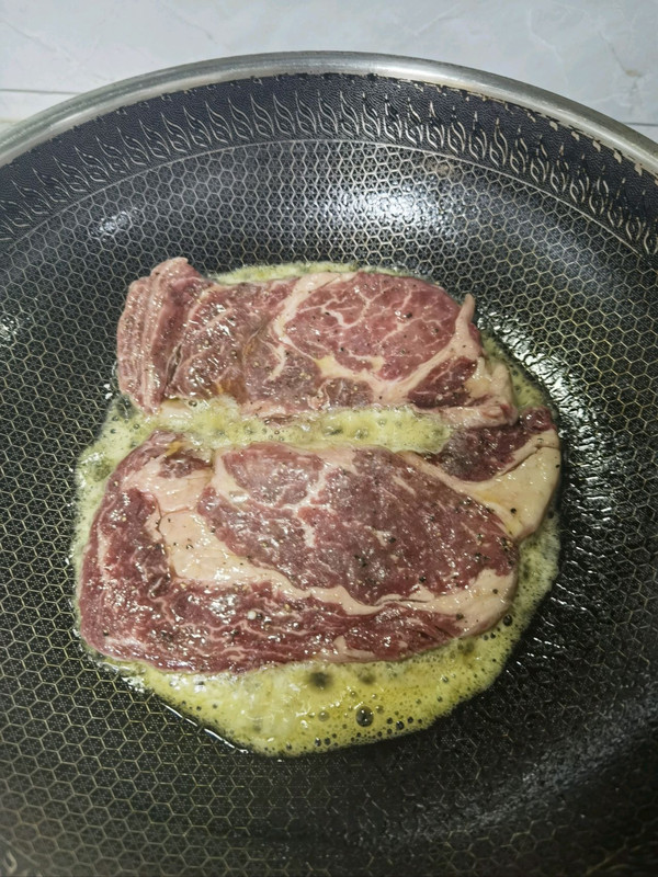 黑椒牛扒配大虾餐