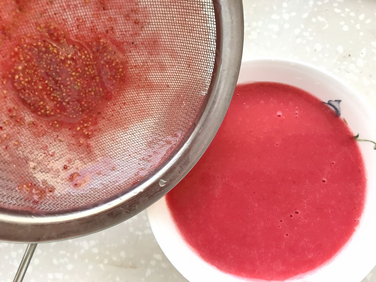 让我们一起学习草莓慕斯奶油蛋糕的做法吧