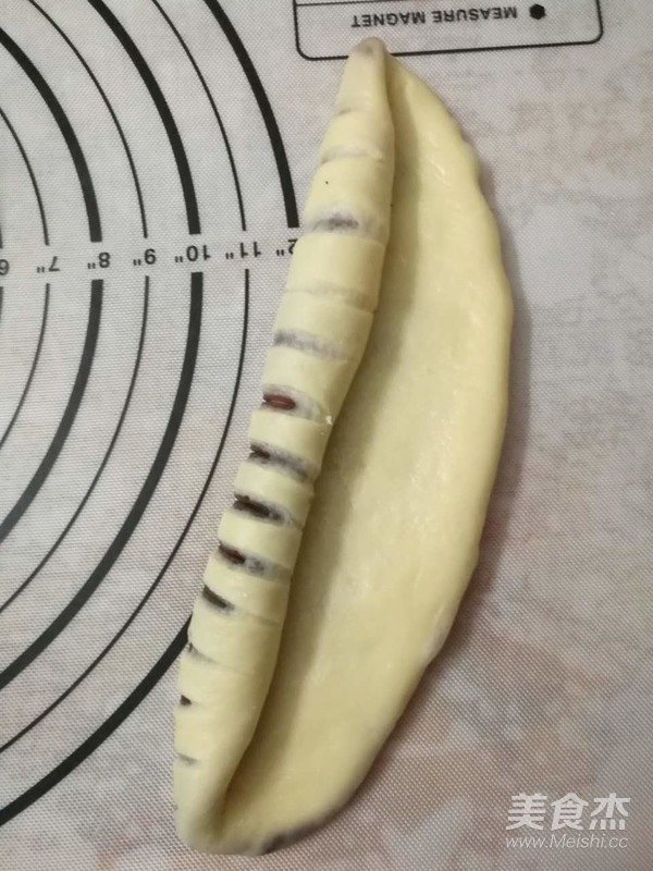 毛毛虫豆沙面包