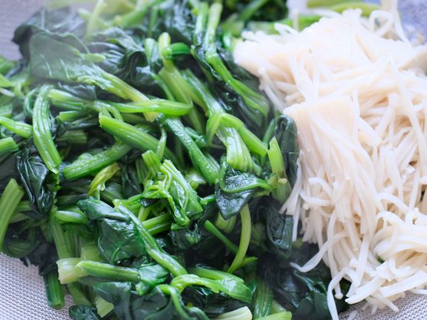 凉拌菠菜金针菇