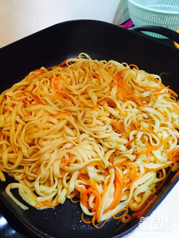 胡萝卜香菜炒面