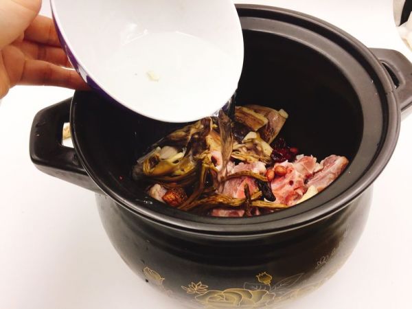 姬松茸茶树菇墨鱼汤