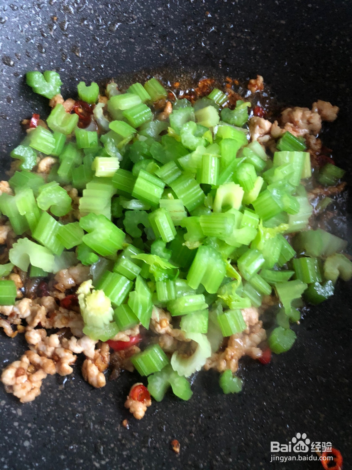 芹菜小炒肉的做法