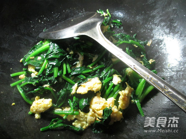 虾皮鸡蛋炒菠菜