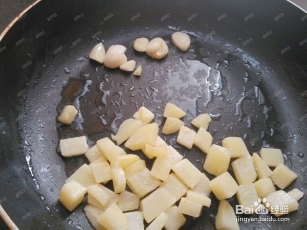 孜然土豆烩豆制素鸡怎么做