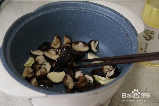香菇冻豆腐焖牛肉丸的做法