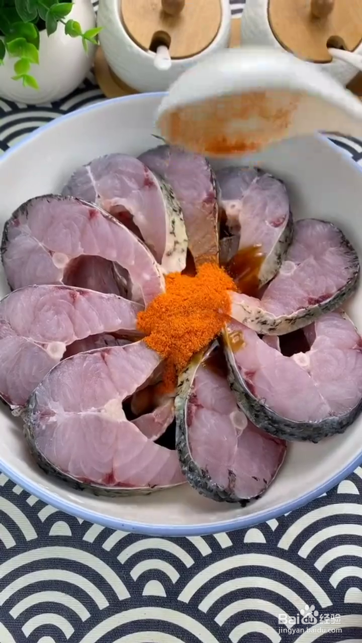 如何制作美味的电饭煲草鱼?