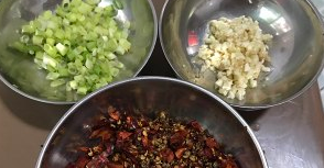 如何制作香辣美味的水煮肉片