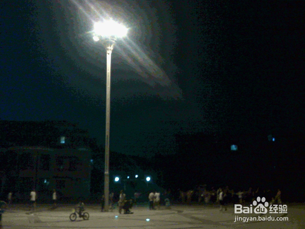 老年人在夜间散步抓拍孩子们在广场怎样玩