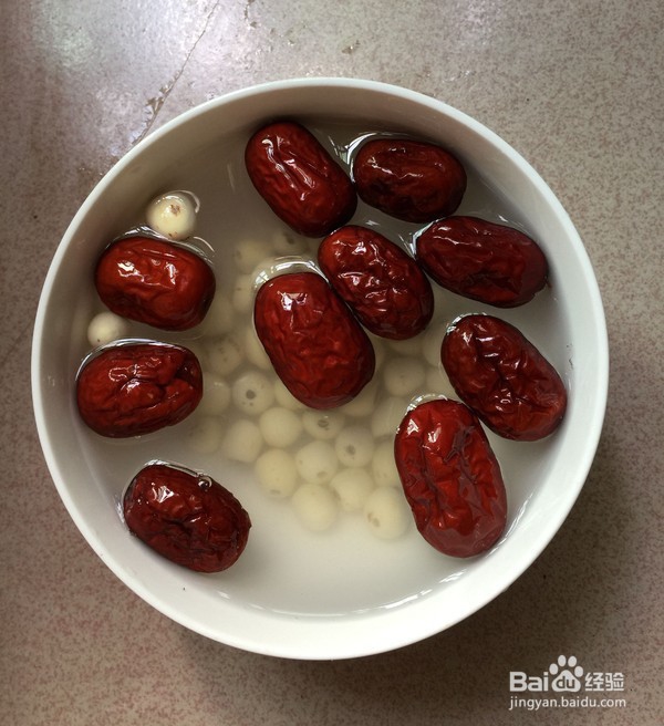 红枣莲子银耳汤的步骤