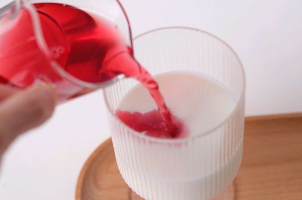 蔓越莓牛油果混合奶昔