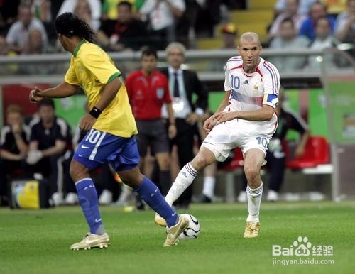 踢足球怎样彩虹过人