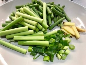 蒜苔炒鸡蛋的做法