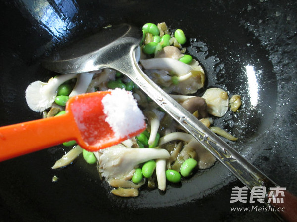 榨菜丝毛豆炒秀珍菇