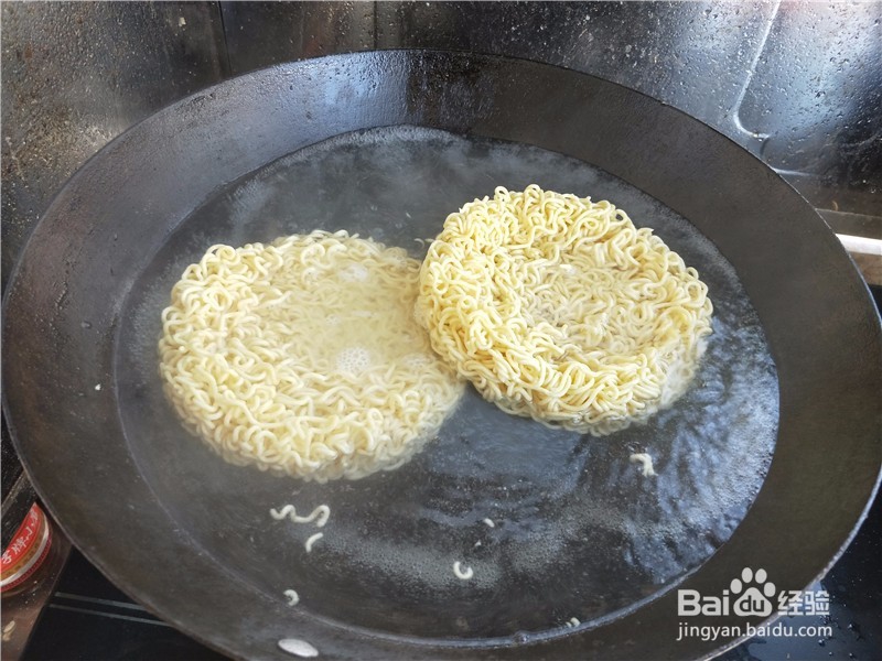 榨菜火腿煮方便面的做法