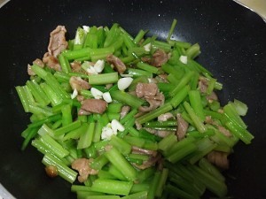 芹菜炒肉片的做法
