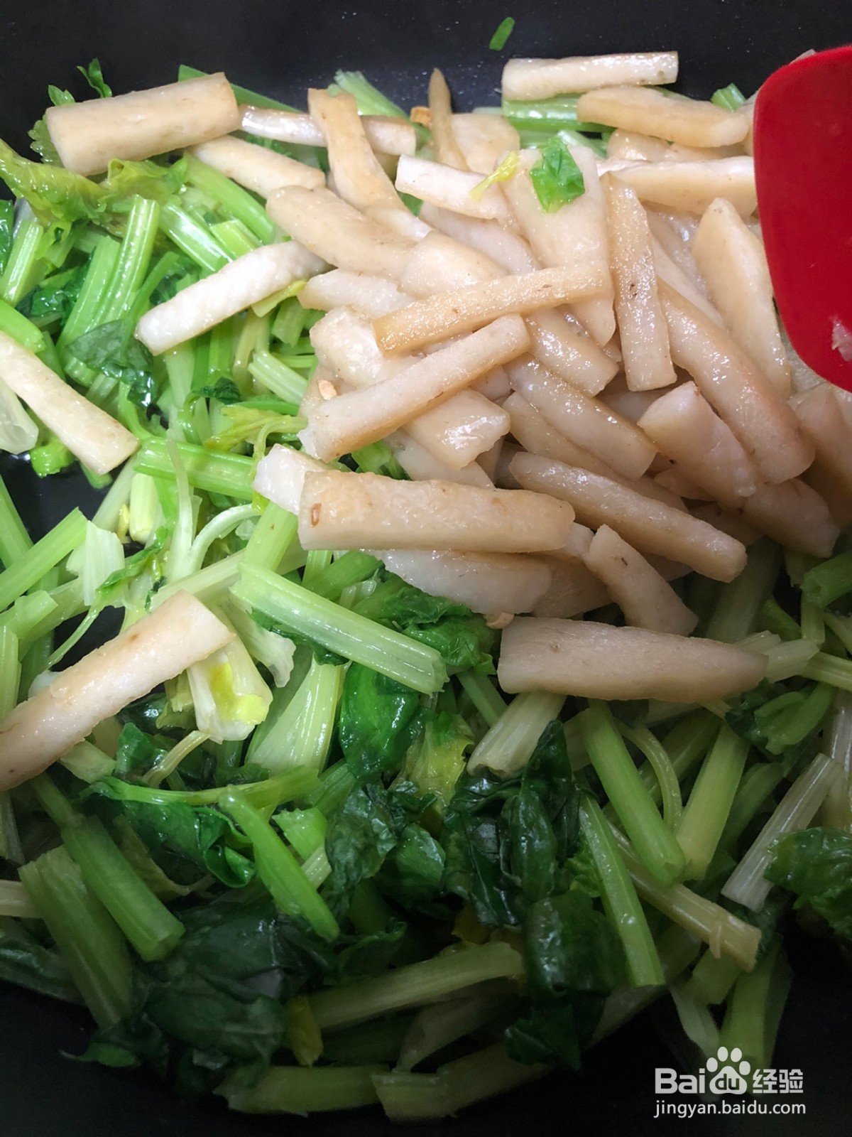芹菜炒鱼饼的做法
