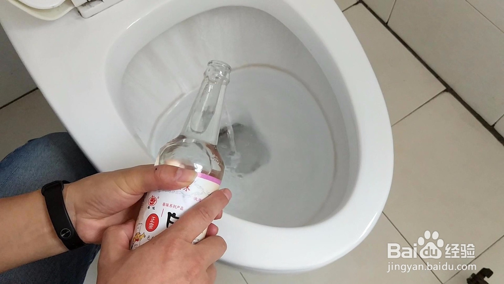 教你如何除去卫生间马桶上的水垢水锈和异味