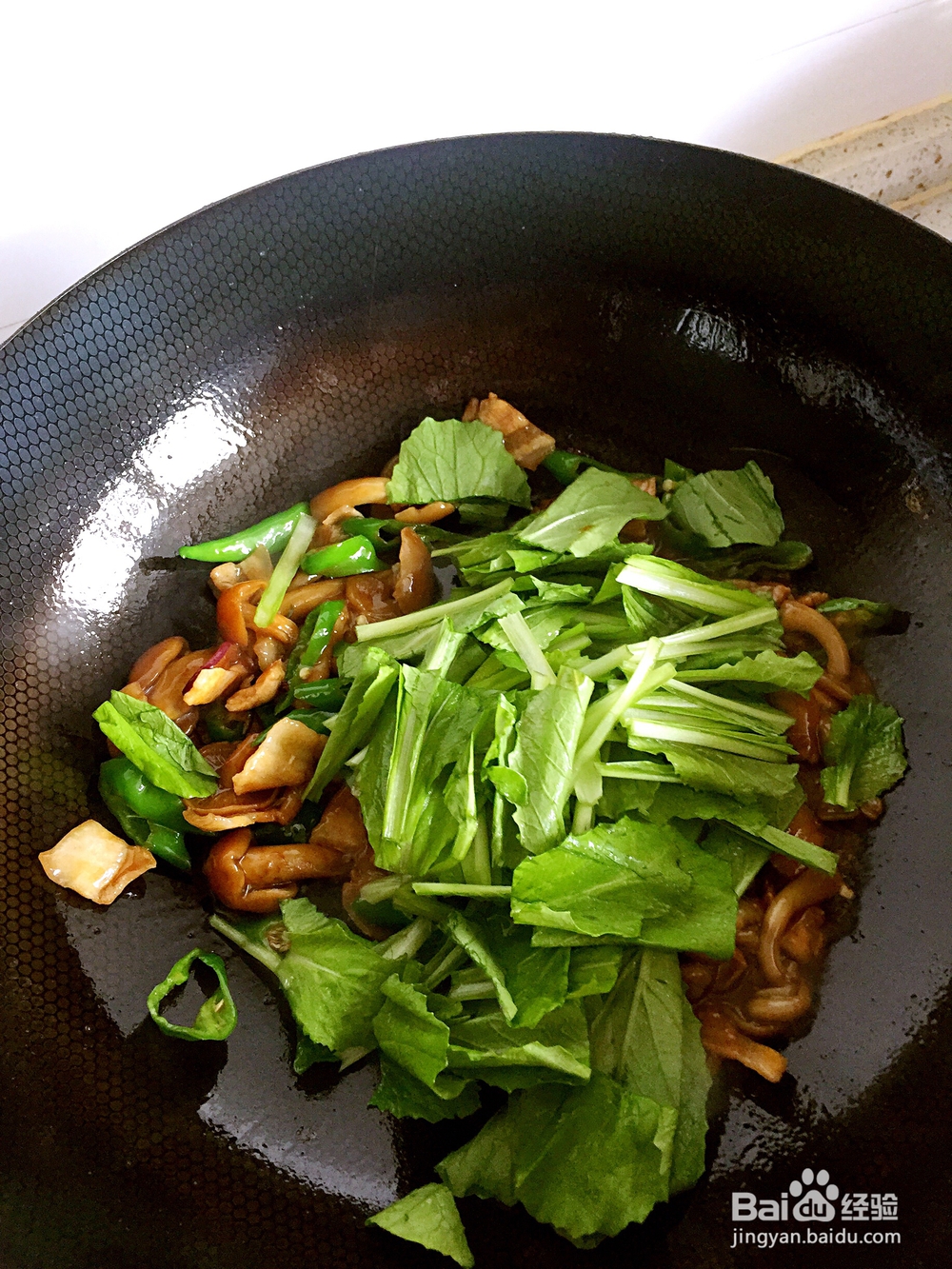 家常做法的肉炒小白菜滑子蘑