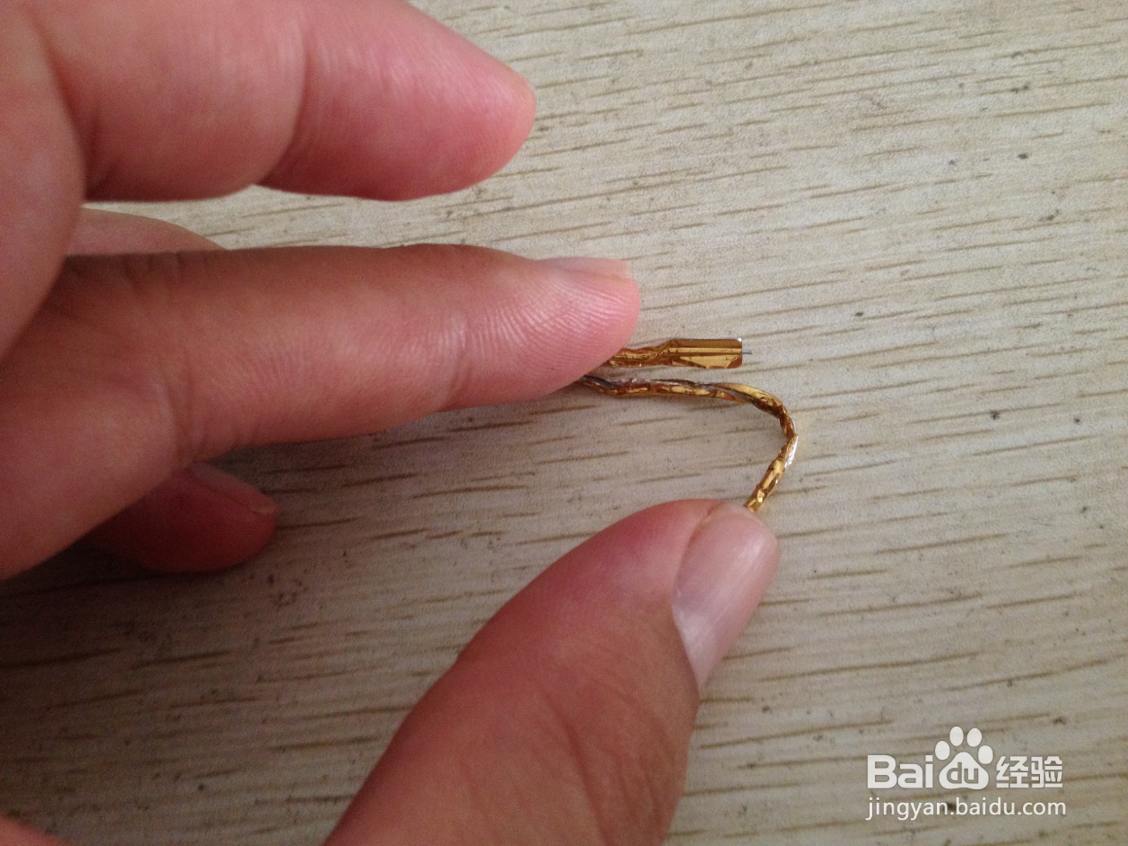 如何用一个面包袋绑绳做简单的钢笔的支架