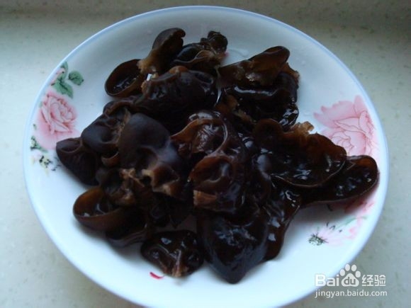 红萝卜黑木耳炒肉的做法