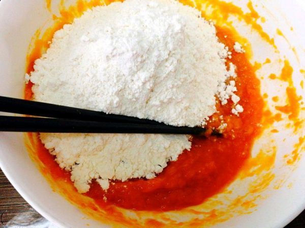 南瓜豆沙包、红枣小米粥