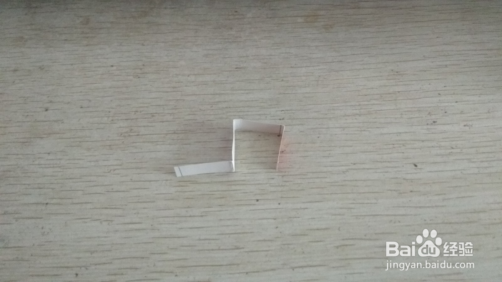 如何用一个细长的硬卡纸做三支中性笔的简易支架