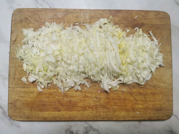 腊肠卷心菜炒面