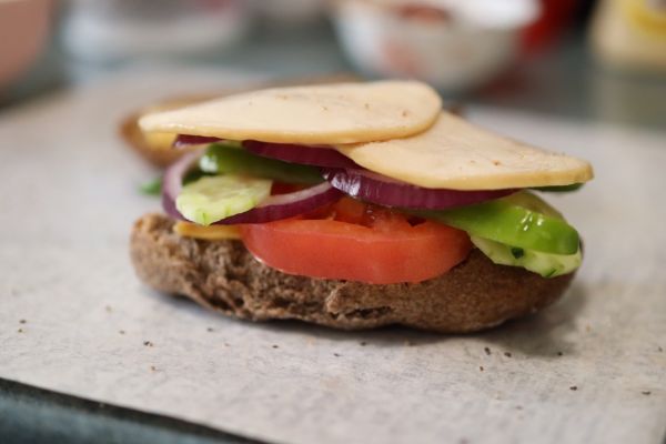 黑麦鸡肉蔬菜三明治