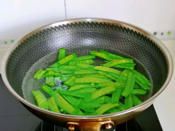 香肠木耳炒荷兰豆