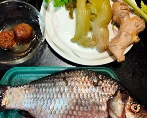 如何做出好吃的酸菜鲫鱼汤