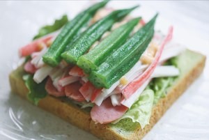 食补养生秋葵蟹柳香肠三明治的做法