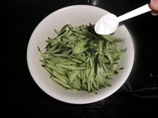 笕兰拌黄瓜丝