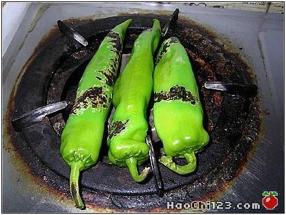 怎样做烧辣椒拌皮蛋凉菜