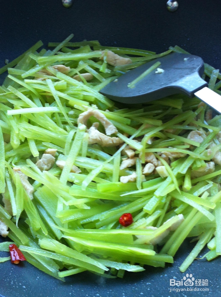 莴苣炒鸡脯肉——既营养又养眼的搭配！