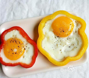 彩椒圈煎鸡蛋的做法